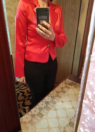 Гарний із щільного атласу,завжди модний піджак