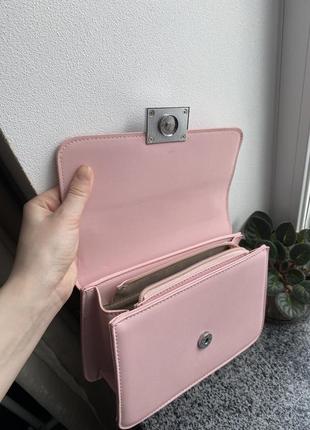 Ніжно рожева сумка на ремінці2 фото