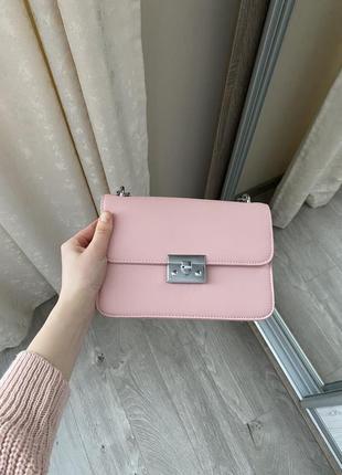 Ніжно рожева сумка на ремінці4 фото