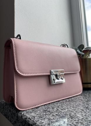 Ніжно рожева сумка на ремінці6 фото