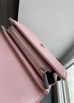 Ніжно рожева сумка на ремінці8 фото