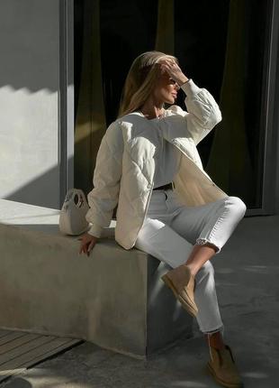 Женская стильная утепленная осенняя белая молоко куртка тренд 20232 фото