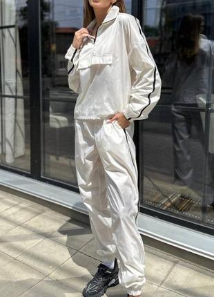 Костюм женский однотонный оверсайз свитшот на молнии с карманом брюки свободного кроя на высокой посадке с карманами качественный стильный молочный