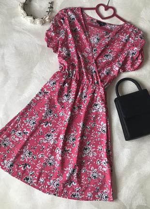 Розовое платье new look в цветочек на груди запах7 фото