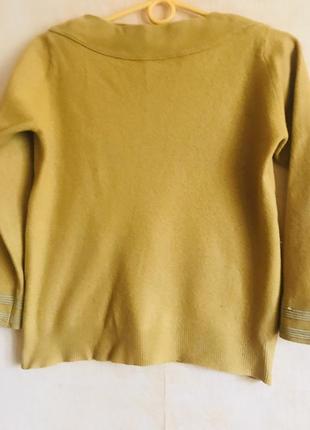Тёплый свитер горчичного цвета