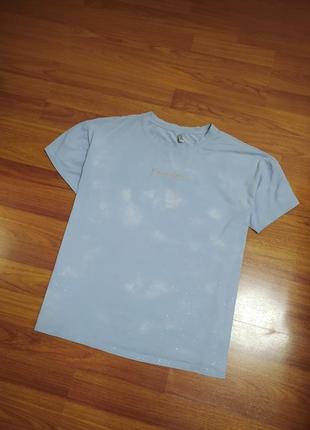 Жіноча футболка небесна блакитна тай дай хмаринки волошкова бавовна з блискітками