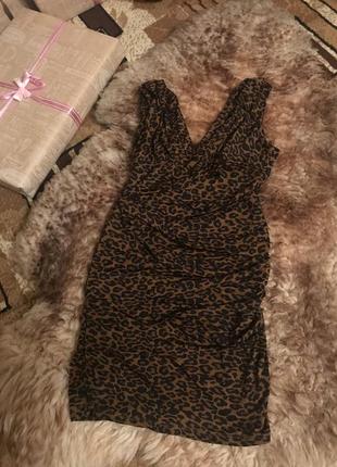 Мини платье с леопардовым принтом1 фото