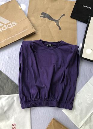 Стильная футболка с плечиками bershka