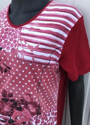 Жіноча гарна футболка бордова з квітами6 фото