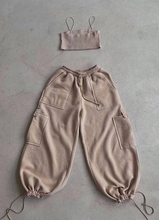 Костюм трійка джогери штани брюки широкі оверсайз прямі спортивний комплект укорочена кофта худі капюшон накладні кишені толстовка короткий топ9 фото