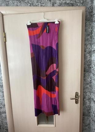 Юбка макси с плиссировкой в абстрактный принт prettylittlething plt