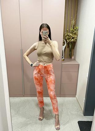 Яркие джинсы на резинке