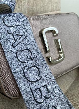 Цікава сумка клатч marc jacobs logo perlamutr snapshot crossbody, маленька сумка через плече9 фото