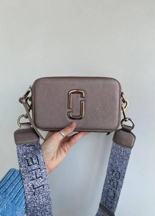 Цікава сумка клатч marc jacobs logo perlamutr snapshot crossbody, маленька сумка через плече2 фото