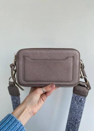 Цікава сумка клатч marc jacobs logo perlamutr snapshot crossbody, маленька сумка через плече3 фото