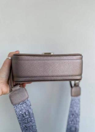 Цікава сумка клатч marc jacobs logo perlamutr snapshot crossbody, маленька сумка через плече4 фото