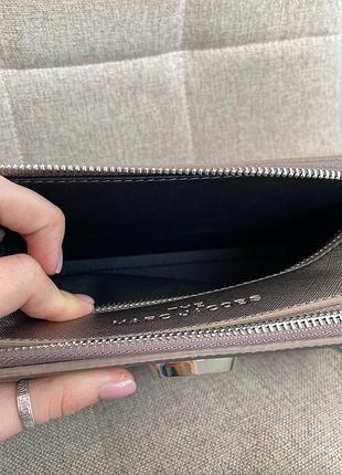 Цікава сумка клатч marc jacobs logo perlamutr snapshot crossbody, маленька сумка через плече6 фото