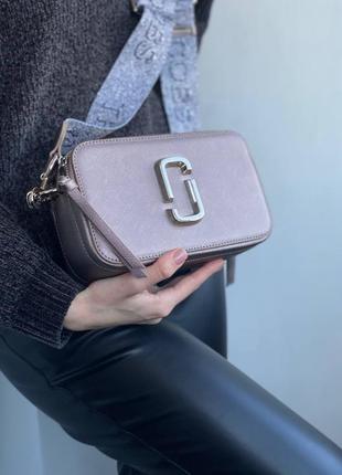 Цікава сумка клатч marc jacobs logo perlamutr snapshot crossbody, маленька сумка через плече