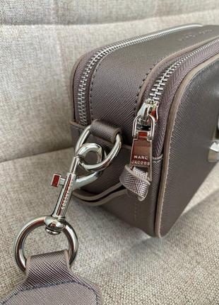 Цікава сумка клатч marc jacobs logo perlamutr snapshot crossbody, маленька сумка через плече8 фото
