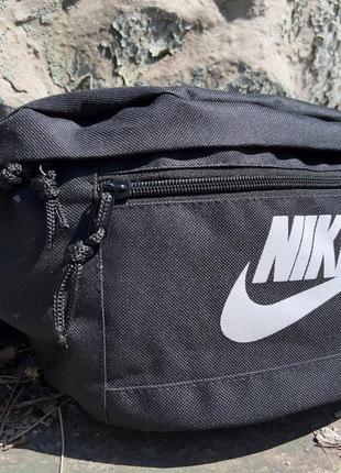 Поясная сумка бананка nike, черная с белым логотипом6 фото