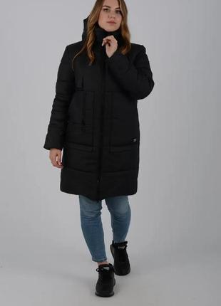 Модная женская зимняя куртка удлиненная  с накладными карманами и капюшоном