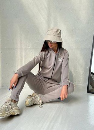 Спортивный костюм в стиле adidas
