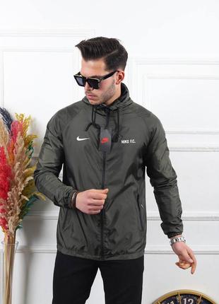 Мужская куртка-ветровка nike в хаке цвета, стильная и удобная куртка на каждый день