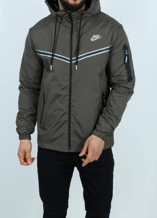 Мужская куртка-ветровка nike в хаке цвета, стильная и удобная куртка на каждый день