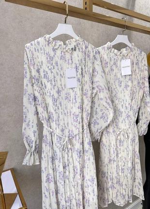 Платье в стиле valentino молоко лиловое плиссе с поясом4 фото