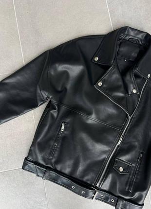 Женская черная куртка косуха в стиле оверсайз7 фото