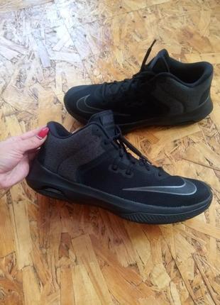 Кроссовки крассовки nike air versitile 2