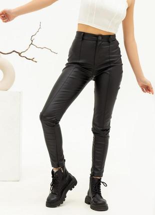 Черные облегающие брюки с эко-кожи1 фото
