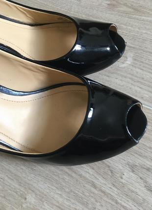 Босоножки лаковые