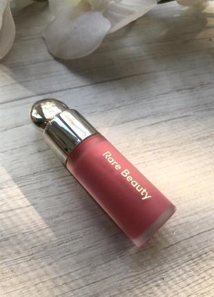 Роскошные жидкие кремовые румяна rare beauty mini soft pinch в цвете happy