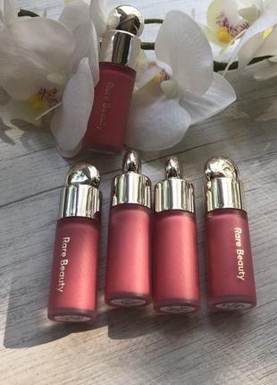 Роскошные жидкие кремовые румяна rare beauty mini soft pinch в цвете happy