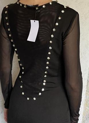 Черное вечернее длинное платье с сеточкой, украшенное камнями5 фото