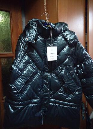 Яркая модная куртка шикарного цвета большого размера.