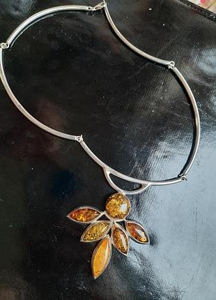 Скребряная подвеска с янтарными камнями