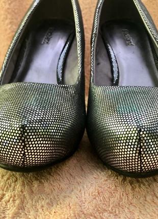 Блестящие серебристые вечерние туфли на каблуке5 фото