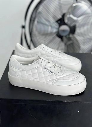 Белые стеганые кроссовки на платформе