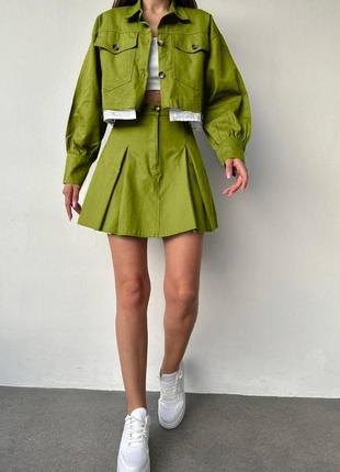 Костюм пиджак короткий на пуговицах с обманками коттон юбка мини тенниска комплект зеленый синий фиолетовый жакет высокая посадка плиссе1 фото