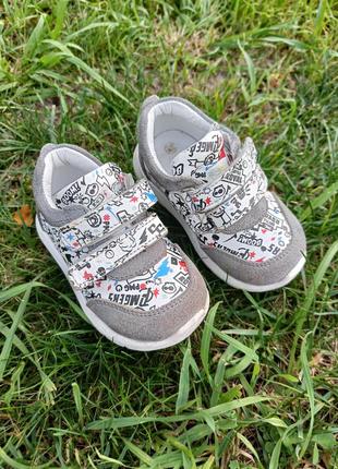 Продам кожаные кроссовки для мальчика.