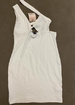 Біла коротка сукня з розрізом
