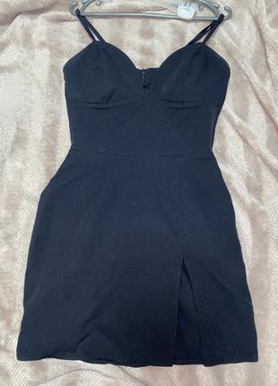 Черное короткое платье с вырезом1 фото