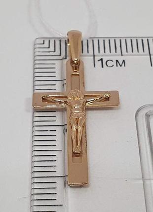 Золотой крестик распятие христа.  7100164 фото