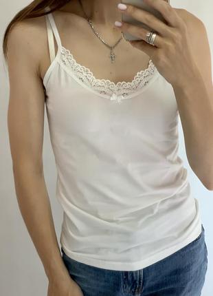 Майка трикотажная бельевая молочная белая.