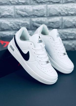 Nike чоловічі кросівки білі з чорною емблемою розміри 39-45