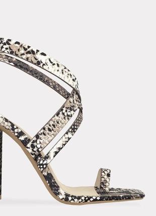 Босоножки у змеиный принт брендовые босоножки кожаные босоножки vince camuto босоножки в принт рептили босоножки с переплетом