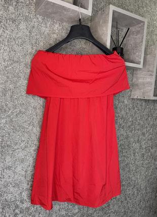 Красное яркое платье с открытыми плечами