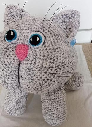 Вязанная мягкая игрушка серый кот (длина 35 см, пряжа: акрил, наполнитель: холлофайбер)